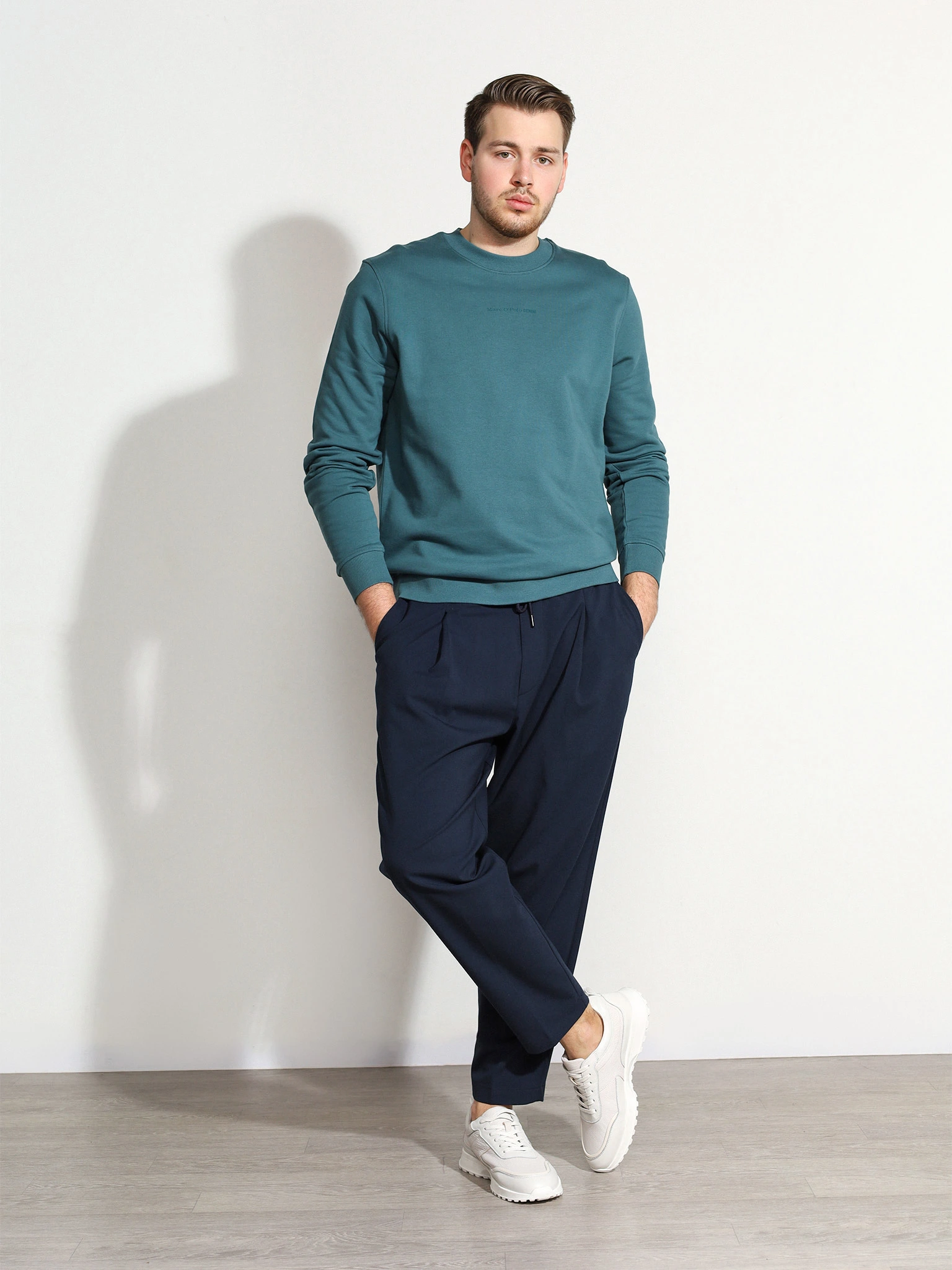 Брюки бежевого цвета прямого кроя без застежки